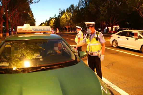 無用功！酒駕司機為躲避處罰“耍花招”，連吹15次測試儀