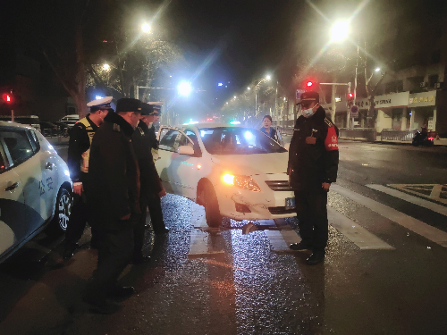 男子酒後騎車闖紅燈撞上轎車為逃避賠償竟然躺地不起