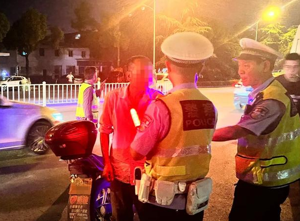 醉酒駕駛機動車記幾分，直擊查酒駕現場！荊門一男子稱“隻喝了一杯白酒”，結果…