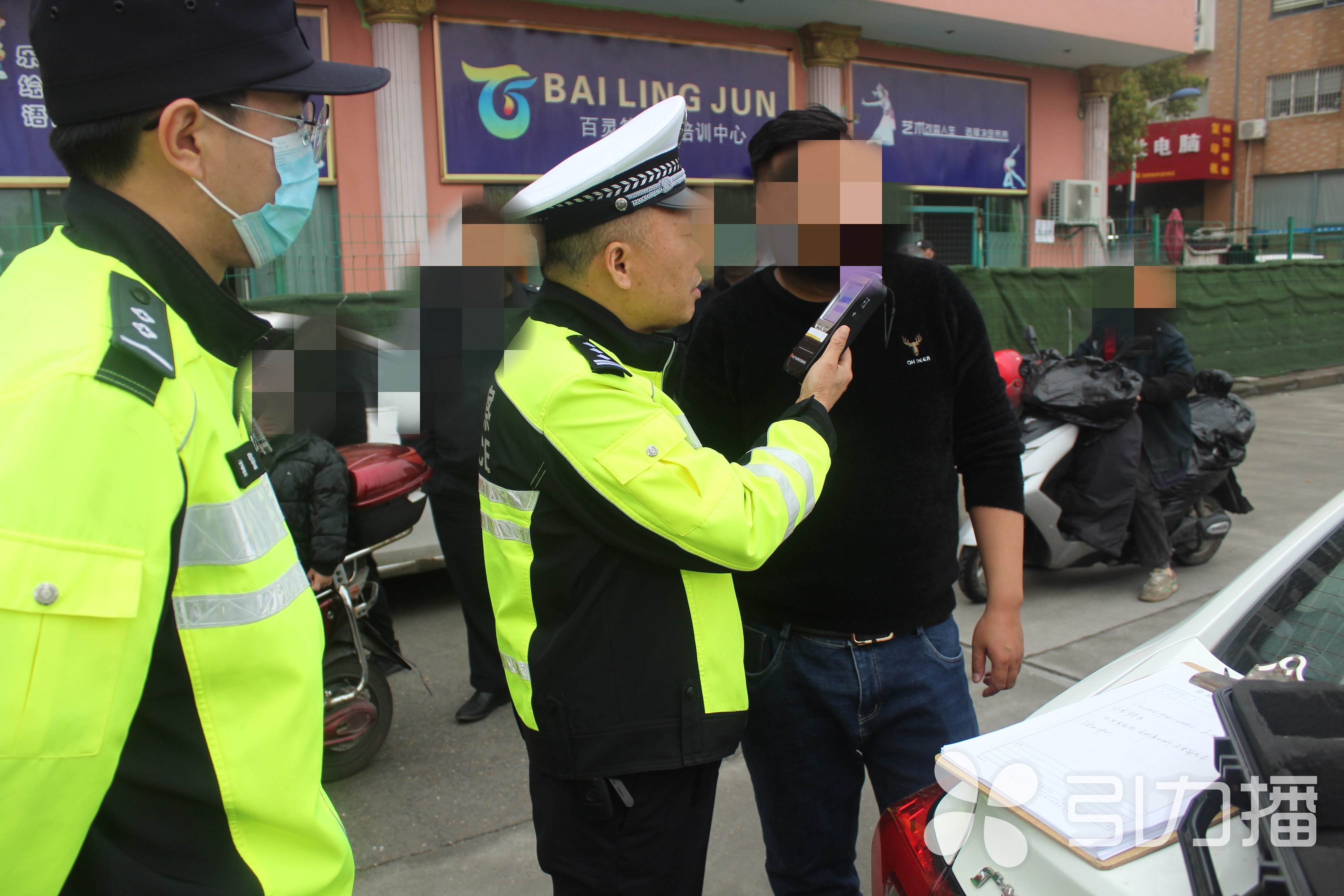 丈夫酒駕遭妻子舉報，醒悟後抱頭痛哭