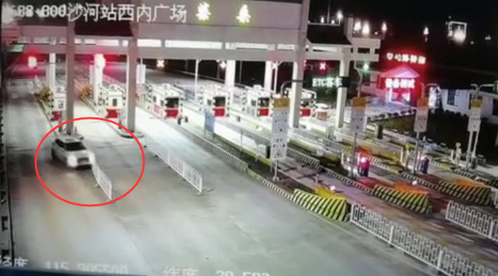 九江一女子吵架後喝酒上高速一腳油門撞毀收費站欄杆