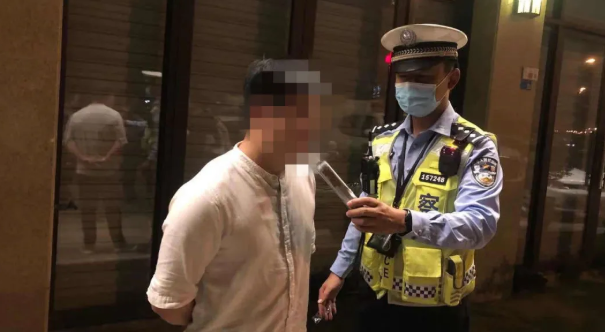 兒子酒駕被查，父親急忙趕到，交警蜀黍：咦？你也來吹一下……